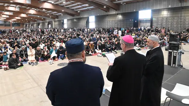 La festa di fine Ramadan al Brixia Expo col vescovo Tremolada