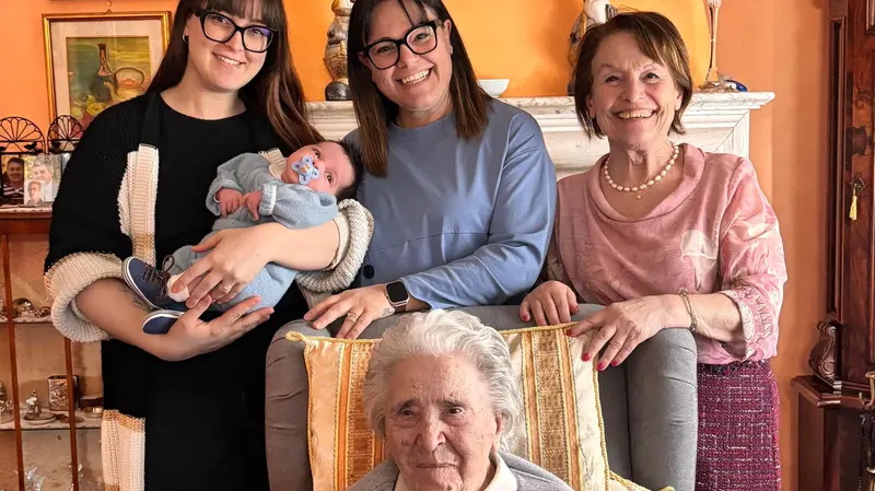 Le cinque generazioni della famiglia - © www.giornaledibrescia.it