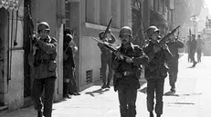 Militari di pattuglia per le strade dopo il golpe militare del 24 marzo 1976 - © www.giornaledibrescia.it