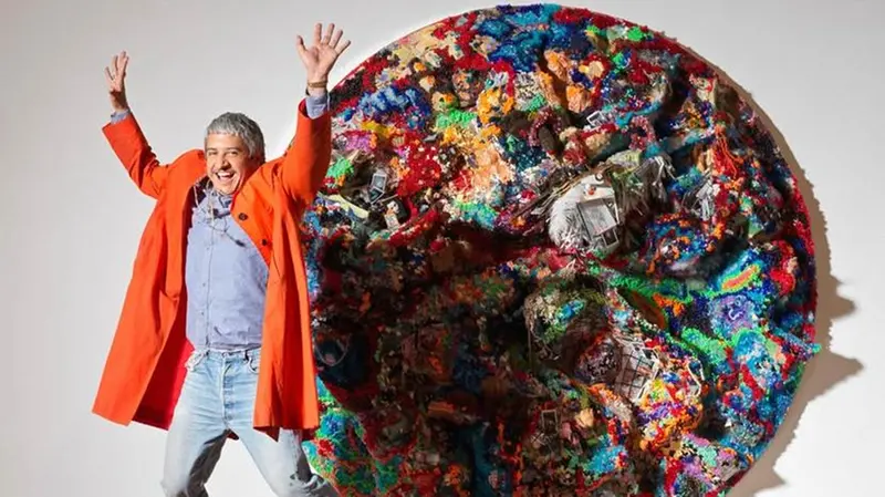 Raùl de Nieves davanti all'opera «One One Eight Four Five. Time is on my side»