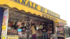 Un'edicola aperta (archivio) - © www.giornaledibrescia.it