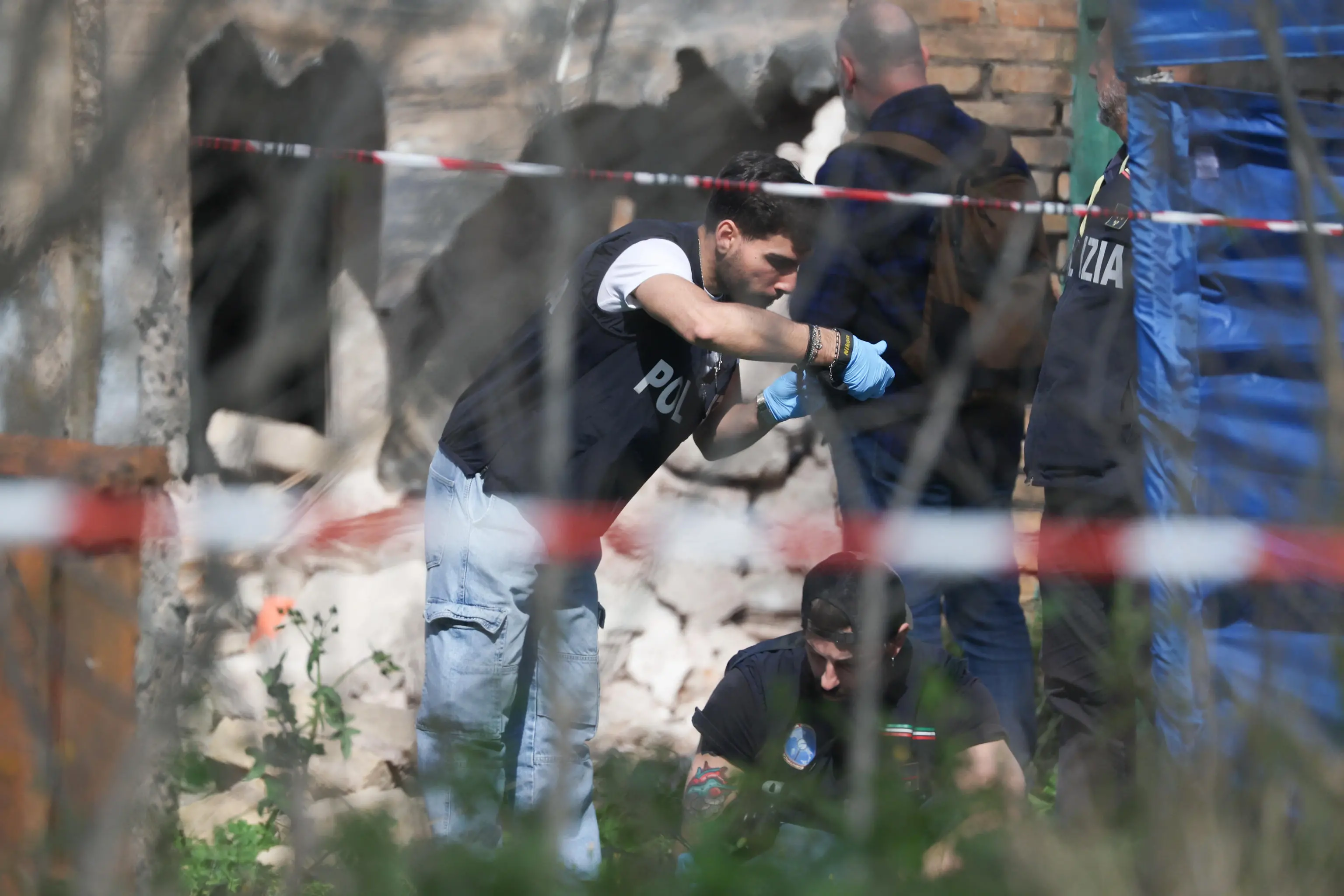 La polizia scientifica sul luogo dell'esplosione del casale avvenuta nella notte. Roma, 20 marzo 2026. ANSA/Emanuele Valeri