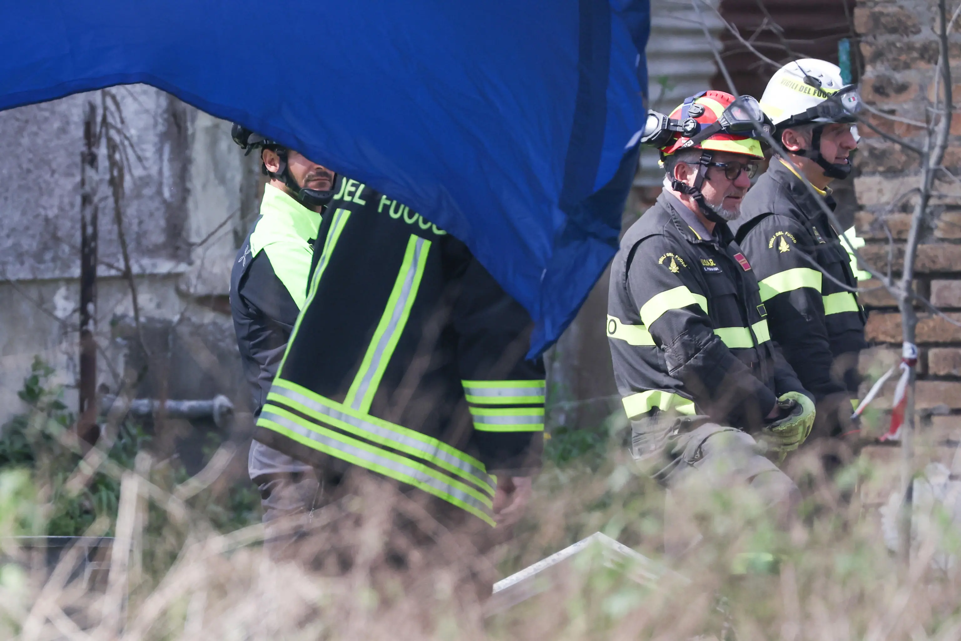 Una veduta generica dei Vigili del Fuoco sul luogo dell'esplosione del Casale in Via delle Capannelle 221, dove sono stati rinvenuti i corpi di due persone. Roma, 20 marzo 2026. ANSA/Emanuele Valeri