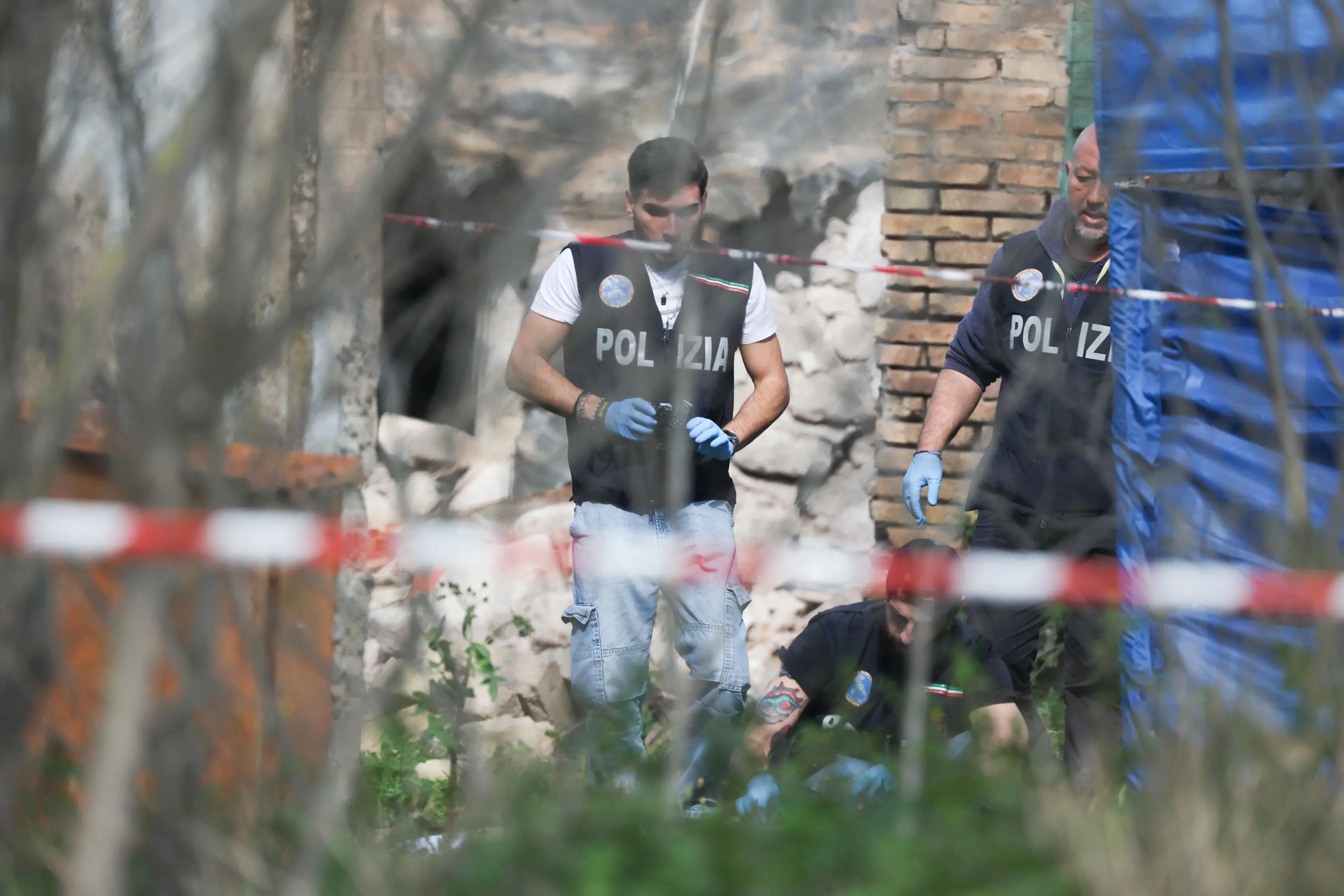 La polizia scientifica sul luogo dell'esplosione del casale avvenuta nella notte. Roma, 20 marzo 2026. ANSA/Emanuele Valeri