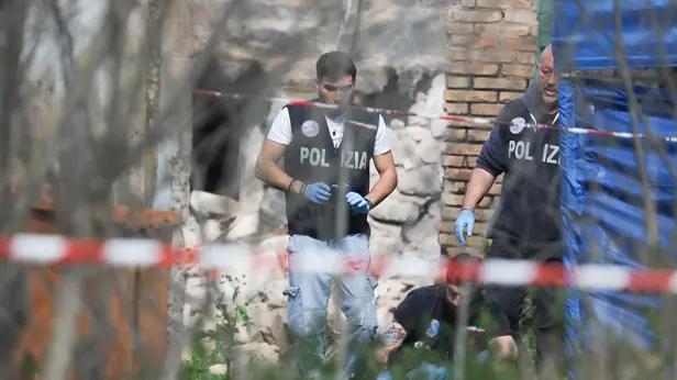 La polizia scientifica sul luogo dell'esplosione del casale avvenuta nella notte. Roma, 20 marzo 2026. ANSA/Emanuele Valeri