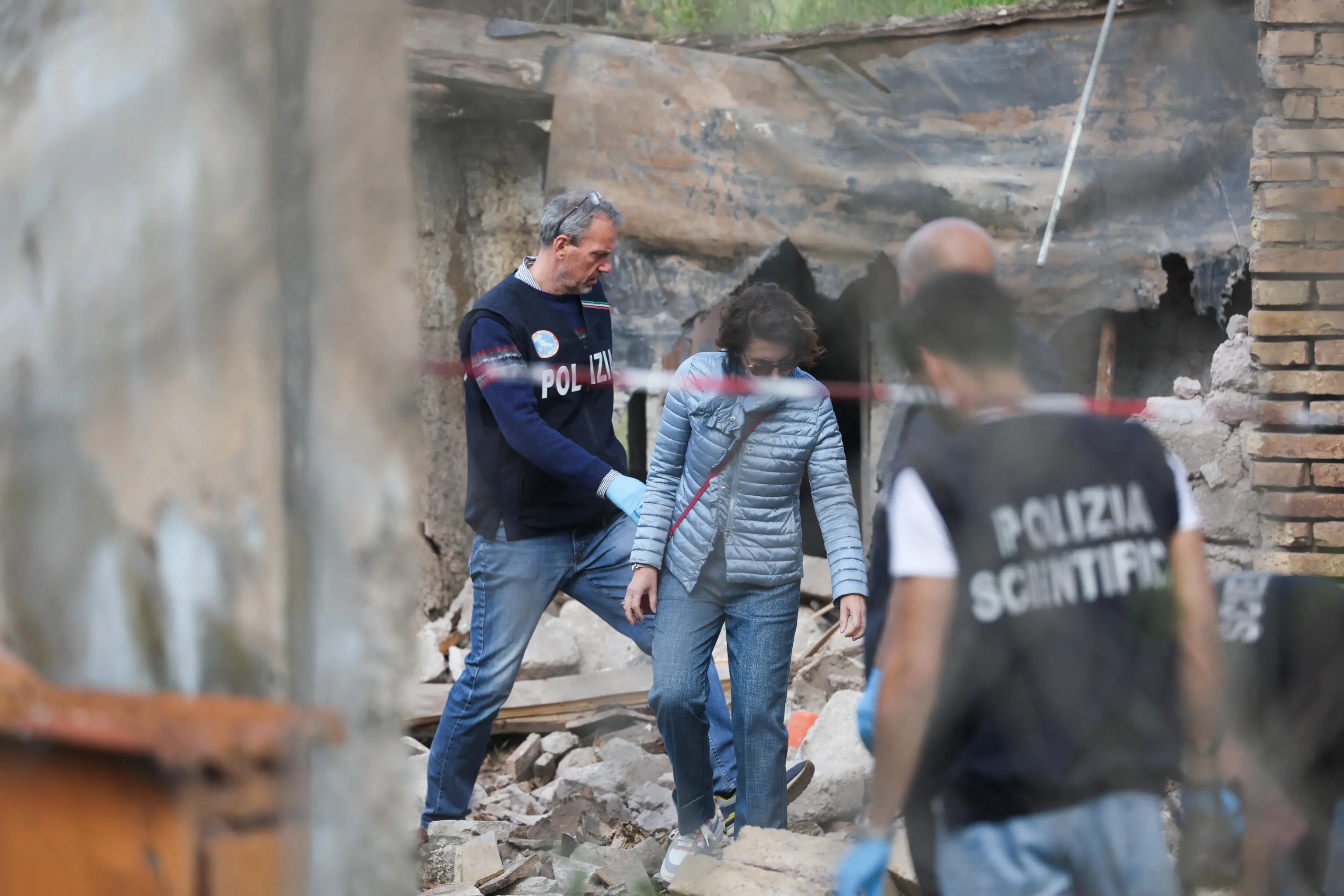 La polizia scientifica sul luogo dell'esplosione del casale avvenuta nella notte. Roma, 20 marzo 2026. ANSA/Emanuele Valeri