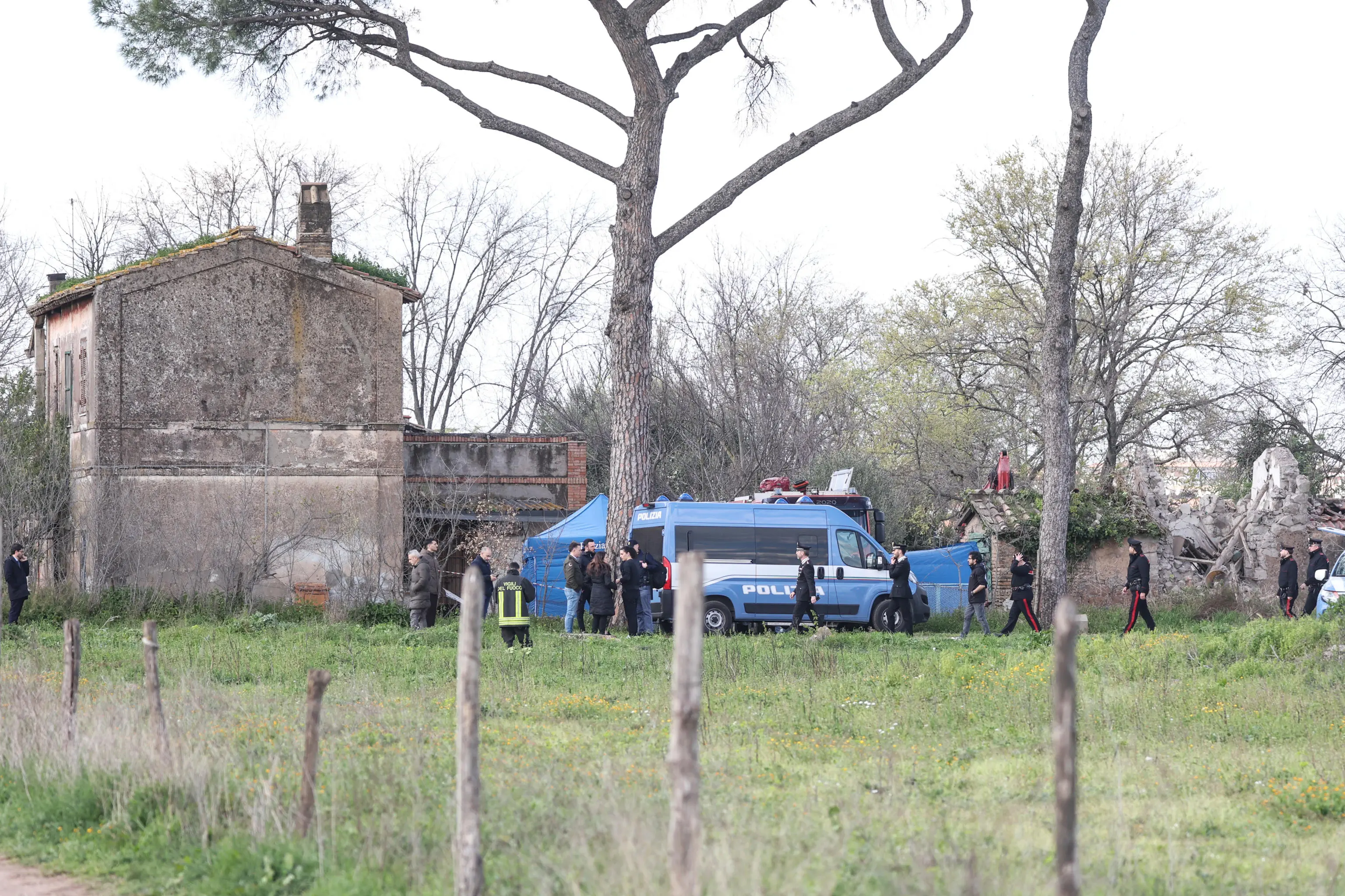 La polizia scientifica sul luogo dell'esplosione del casale avvenuta nella notte. Roma, 20 marzo 2026. ANSA/Emanuele Valeri