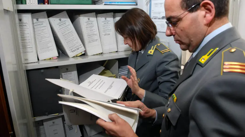 L'operazione condotta dalla Guardia di Finanza - © www.giornaledibrescia.it