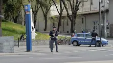 Agenti della Polizia fuori dalla stazione della metro di San Faustino (archivio) - © www.giornaledibrescia.it