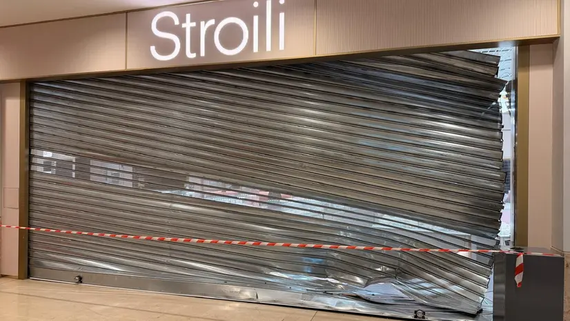 L'ingresso del negozio derubato - © www.giornaledibrescia.it