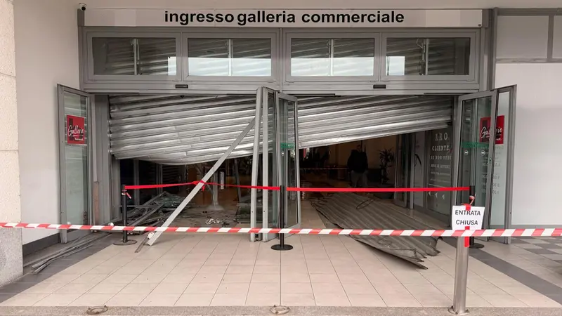 L'ingresso del centro commerciale sfondato - © www.giornaledibrescia.it