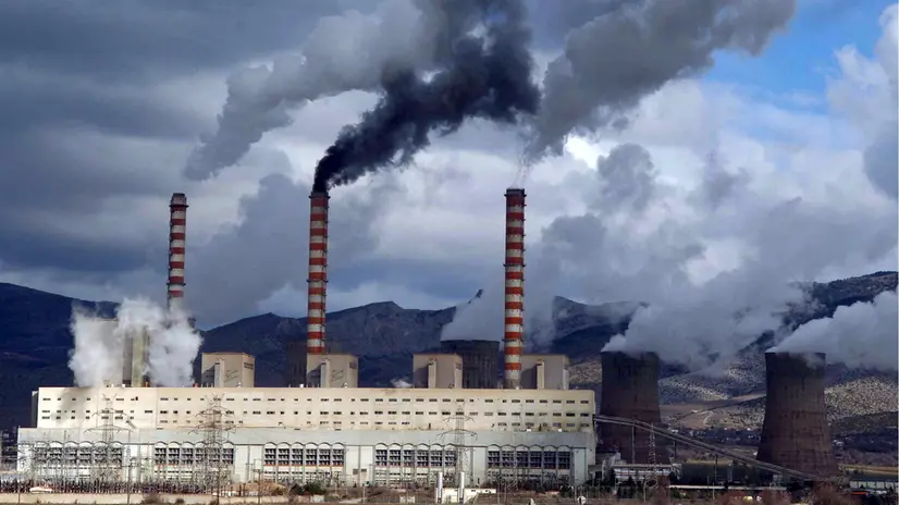 Una fabbrica in Grecia - Foto Ansa © www.giornaledibrescia.it