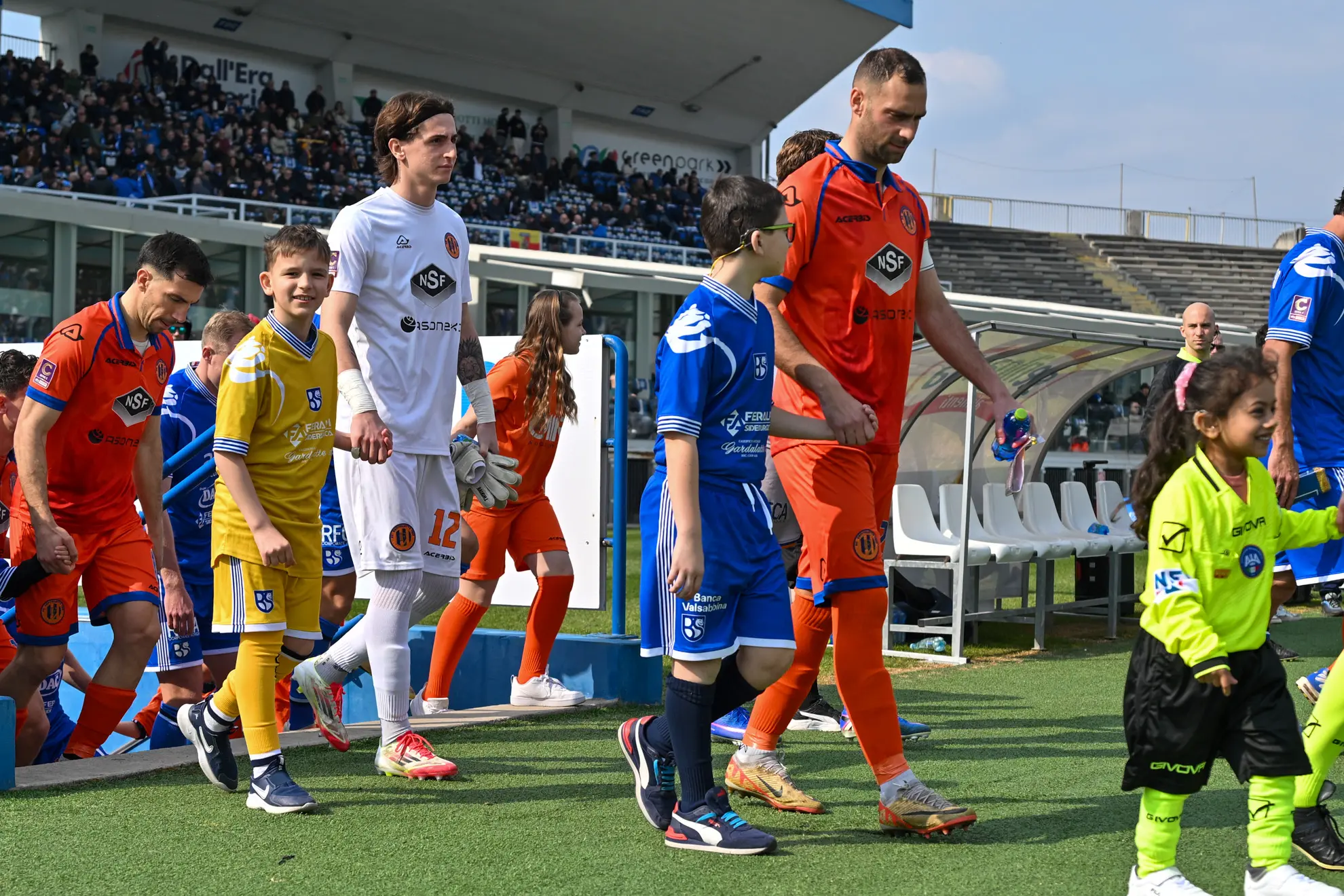 Union Brescia-Ospitaletto: i bimbi della Scuola Audiofonetica in campo coi calciatori