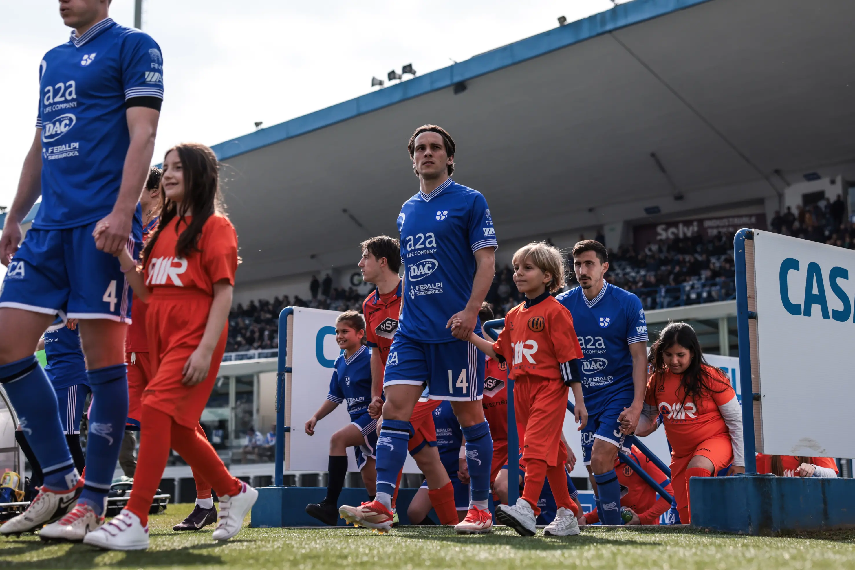 Union Brescia-Ospitaletto: i bimbi della Scuola Audiofonetica in campo coi calciatori