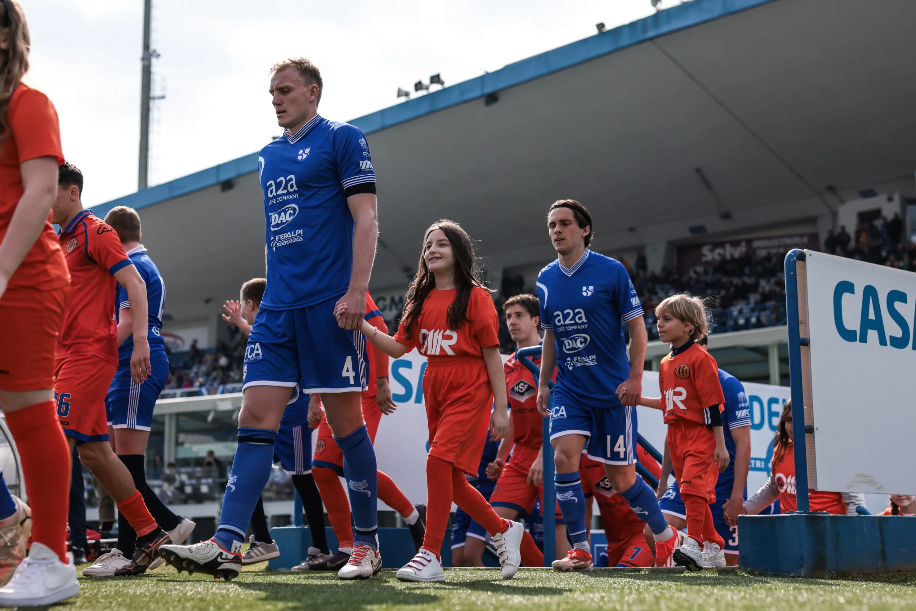 Union Brescia-Ospitaletto: i bimbi della Scuola Audiofonetica in campo coi calciatori