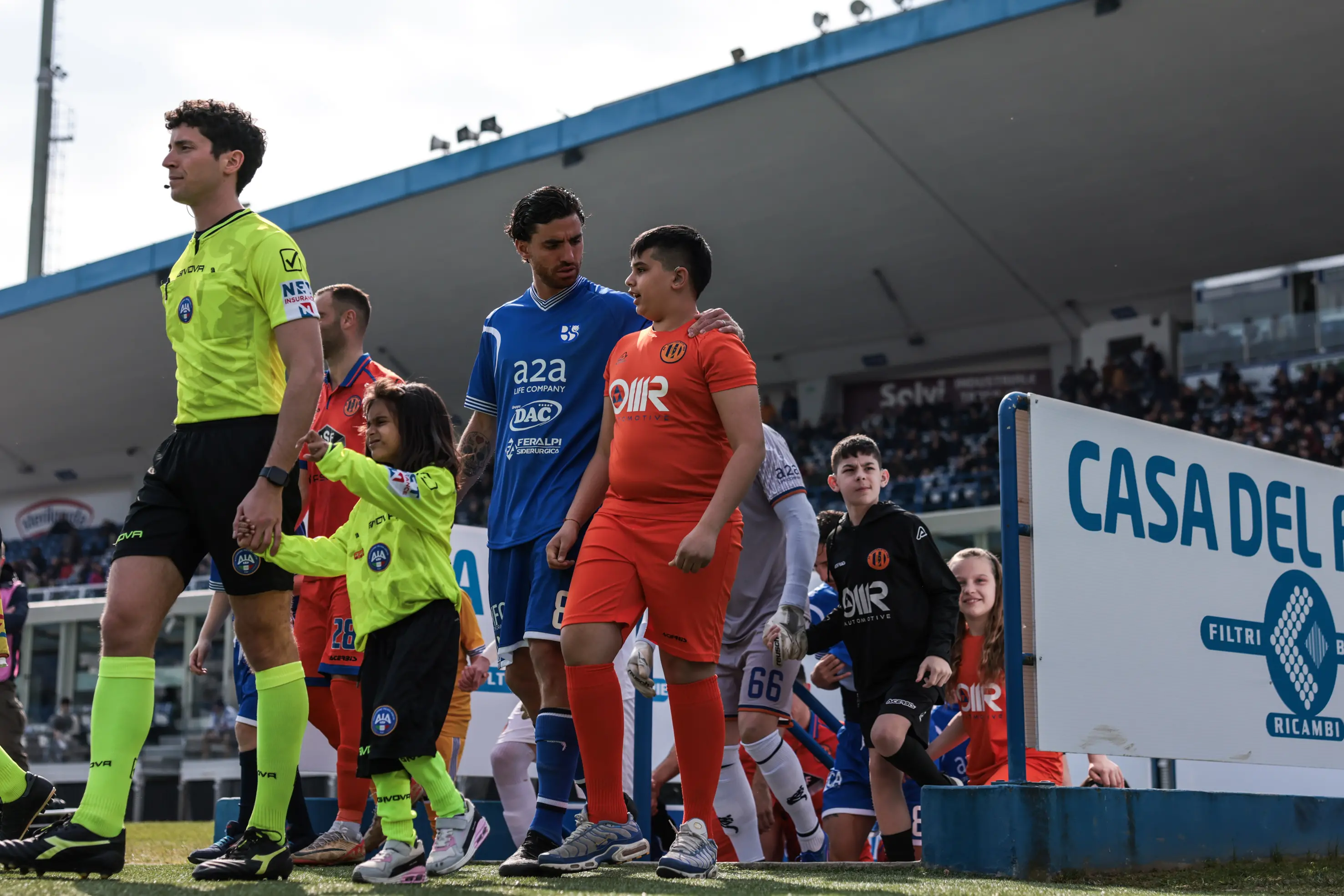 Union Brescia-Ospitaletto: i bimbi della Scuola Audiofonetica in campo coi calciatori