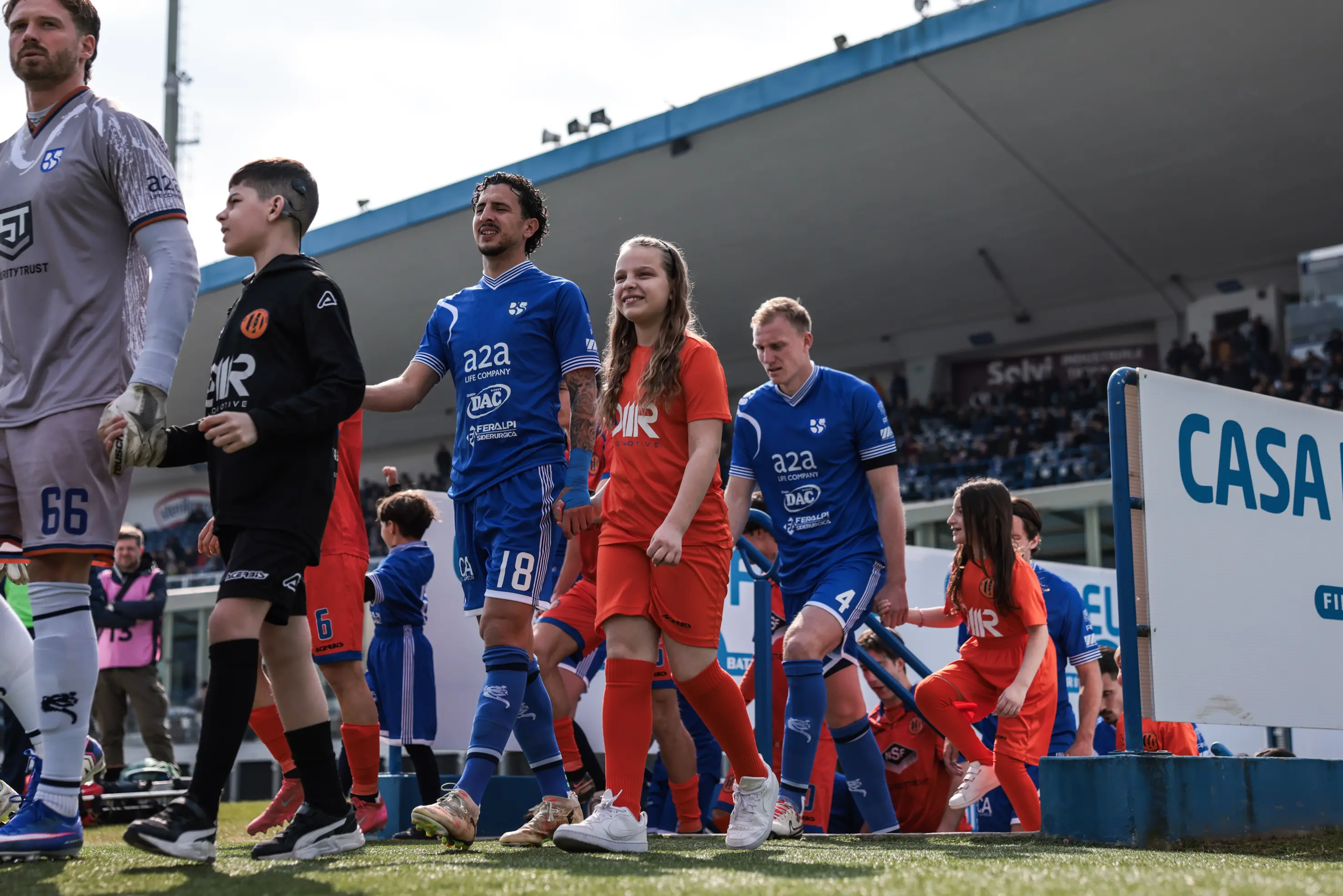 Union Brescia-Ospitaletto: i bimbi della Scuola Audiofonetica in campo coi calciatori
