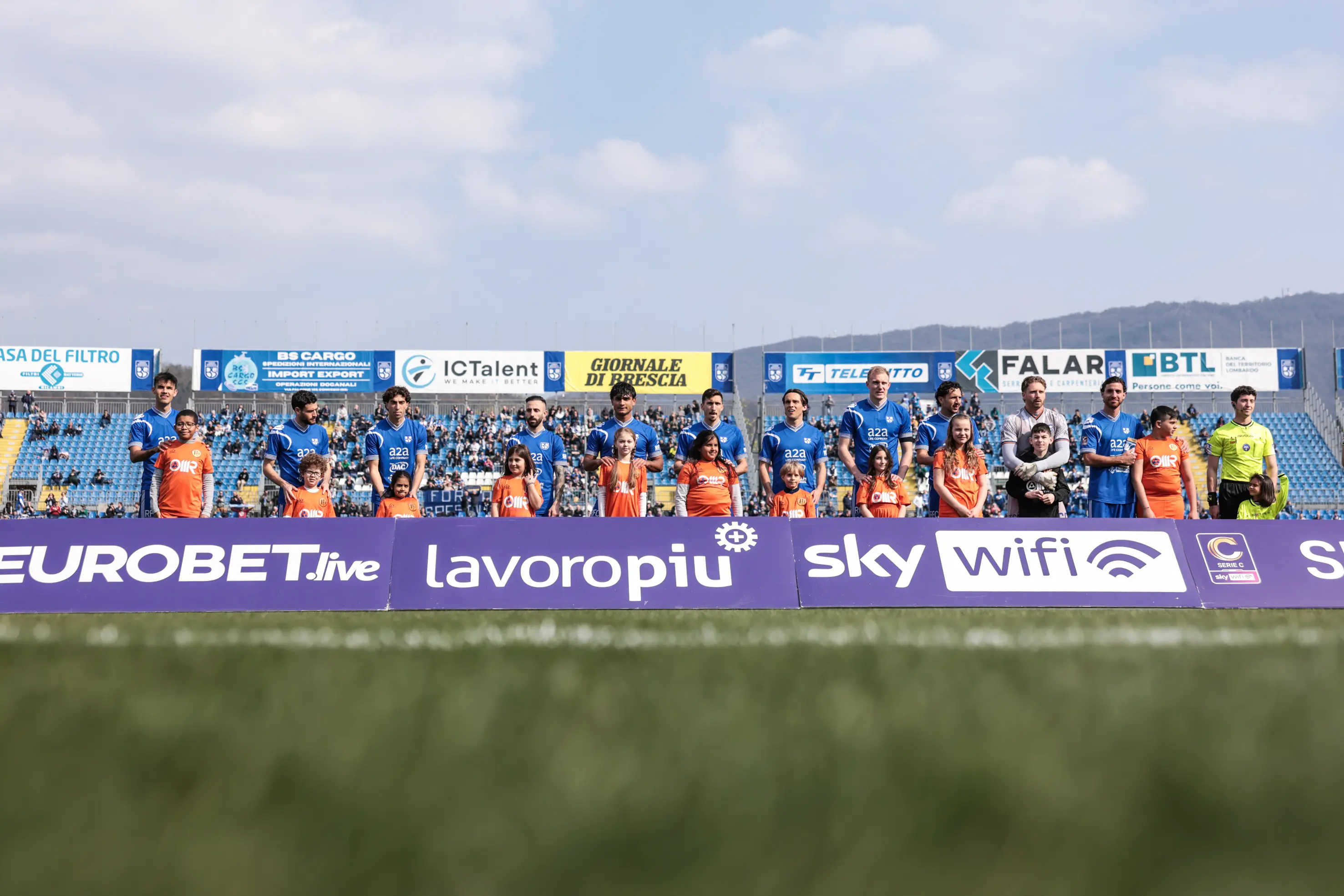 Union Brescia-Ospitaletto: i bimbi della Scuola Audiofonetica in campo coi calciatori