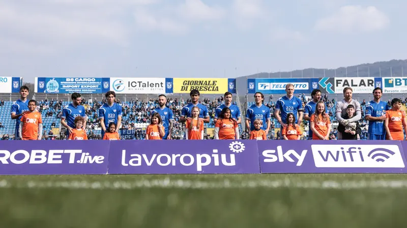 Union Brescia-Ospitaletto: i bimbi della Scuola Audiofonetica in campo coi calciatori