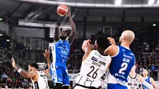 Ndour e Bilan in azione all'andata, contro Trento - Foto New Reporter Checchi © www.giornaledibrescia.it