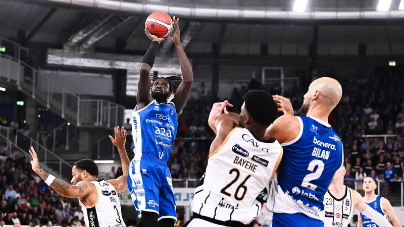 Ndour e Bilan in azione all'andata, contro Trento - Foto New Reporter Checchi © www.giornaledibrescia.it