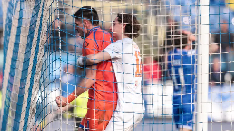 Nessi festeggiato da Sonzogni dopo il salvataggio - Foto New Reporter Comincini © www.giornaledibrescia.it