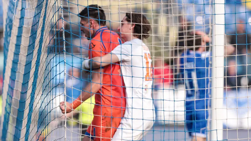 Nessi festeggiato da Sonzogni dopo il salvataggio - Foto New Reporter Comincini © www.giornaledibrescia.it