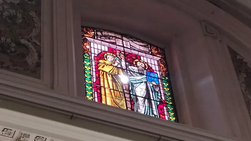 Il rosone della chiesa parrocchiale che è stato distrutto - © www.giornaledibrescia.it