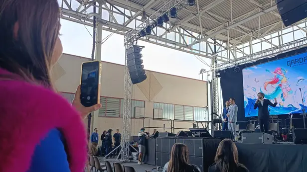 Ed Westwick sul palco del Gardacon