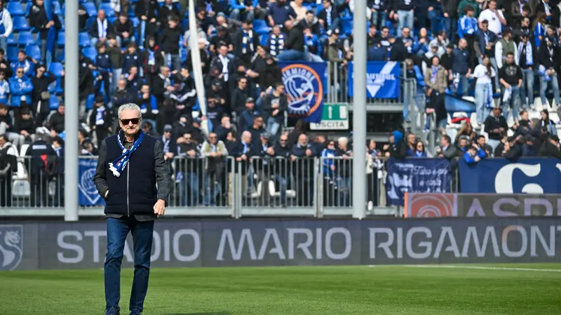 Giuseppe Pasini sotto la Nord prima della gara con l'Ospitaletto