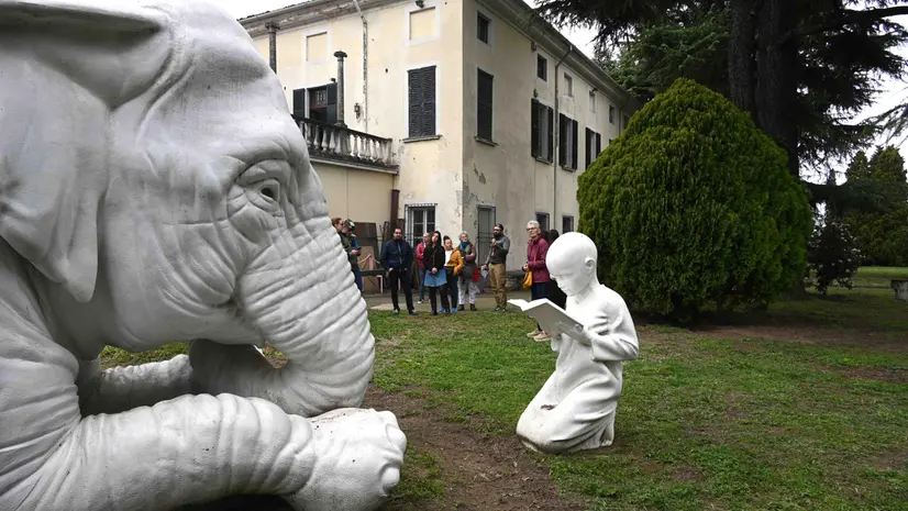 Alcuni visitatori nel parco di Villa Barbi al Villaggio Violino - Foto Marco Ortogni/Neg © www.giornaledibrescia.it