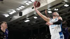 Miro Bilan a canestro - Foto Ciamillo Castoria © www.giornaledibrescia.it