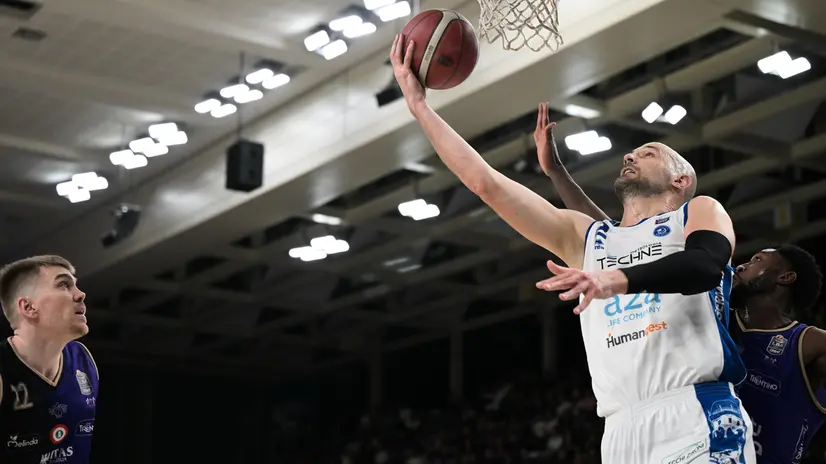 Miro Bilan a canestro - Foto Ciamillo Castoria © www.giornaledibrescia.it