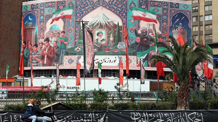 La Guida Suprema ritratta su un cartellone - Ansa © www.giornaledibrescia.it