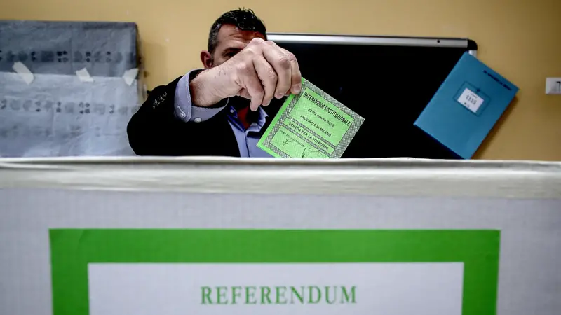 I cittadini alle urne - Foto Ansa © www.giornaledibrescia.it