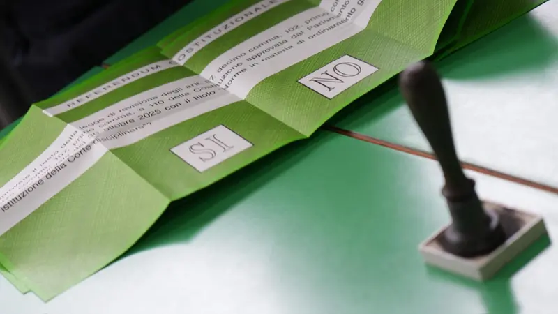 La scheda per votare al referendum - Foto Ansa © www.giornaledibrescia.it