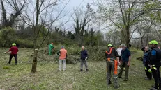 Volontari della cooperativa La Rondine all'opera - © www.giornaledibrescia.it