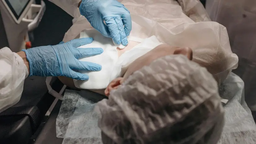 Un'operazione in zona tiroidea, foto rappresentativa