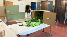 Le operazioni di spoglio in un seggio bresciano - Foto Marco Ortogni/Neg © www.giornaledibrescia.it