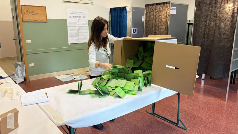 Le operazioni di spoglio in un seggio bresciano - Foto Marco Ortogni/Neg © www.giornaledibrescia.it
