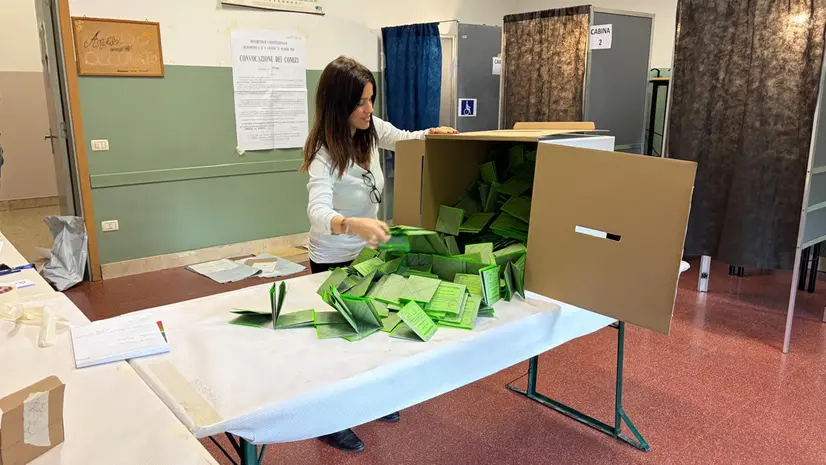 Le operazioni di spoglio in un seggio bresciano - Foto Marco Ortogni/Neg © www.giornaledibrescia.it
