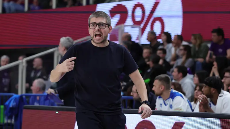 Il coach della Germani Matteo Cotelli - © Sergio Mazza Ciamillo-Castoria