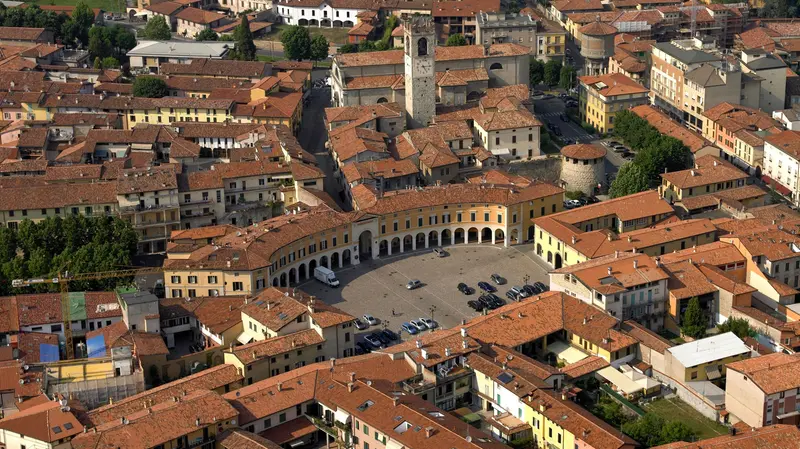 Una veduta aerea del centro di Rovato - © www.giornaledibrescia.it