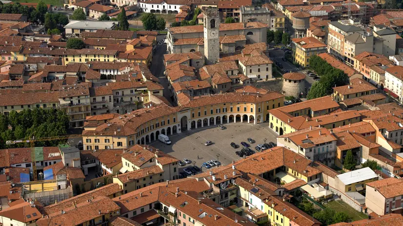 Una veduta aerea del centro di Rovato - © www.giornaledibrescia.it
