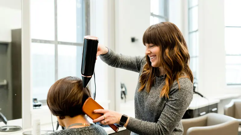 Una parrucchiera al lavoro