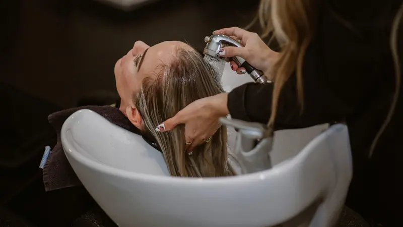 Una cliente al lavatesta