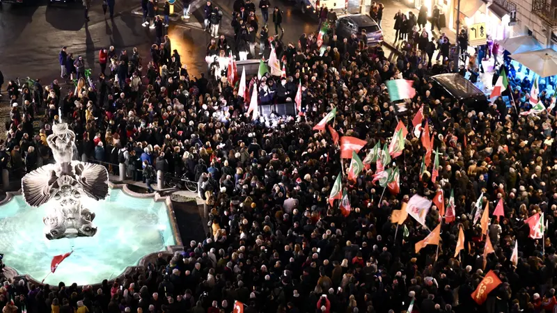 Festeggiamenti in piazza Barberini per la vittoria del No al referendum costituzionale, Roma 23 marzo 2026. ANSA/ALESSANDRO DI MEO