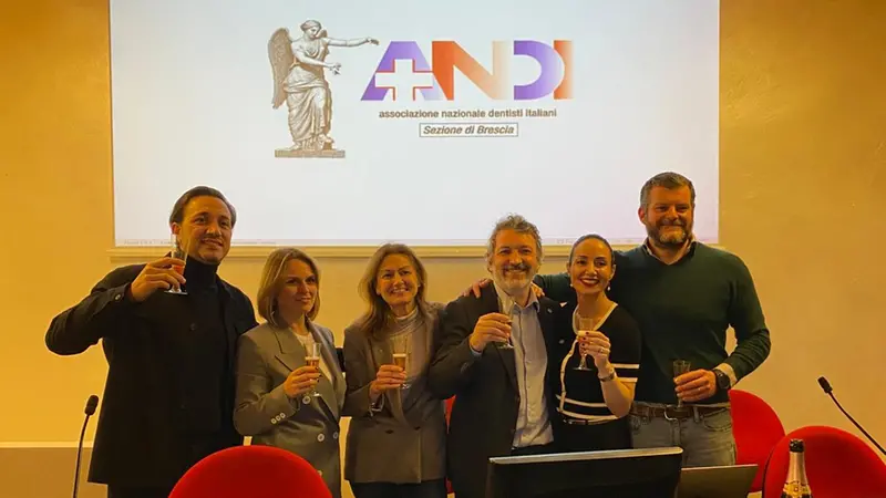 I sei componenti dell'esecutivo guidato da Santina (terzo da destra)