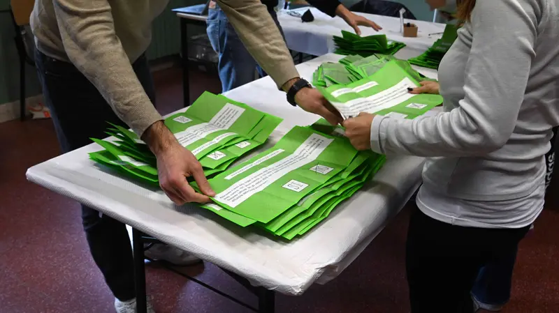 Le operazioni di spoglio per il referendum sulla giustizia nel Bresciano © www.giornaledibrescia.it