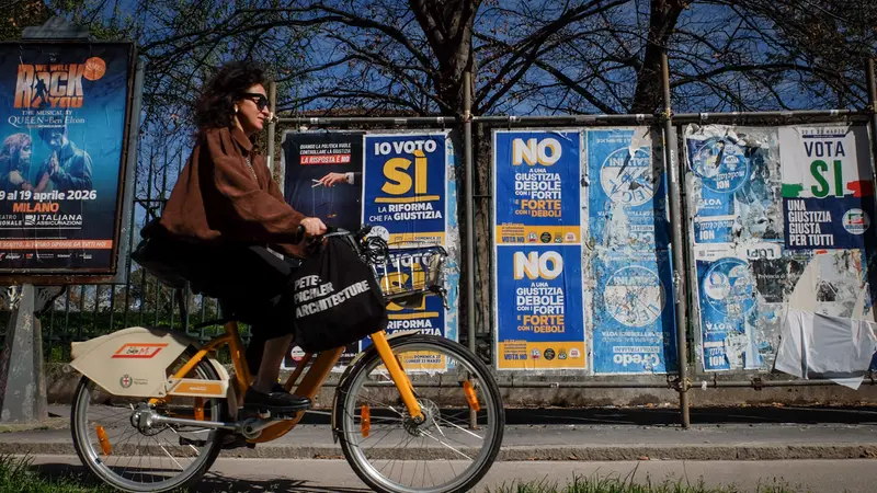 Manifesti per il referendum: ha vinto il No - Foto Ansa © www.giornaledibrescia.it